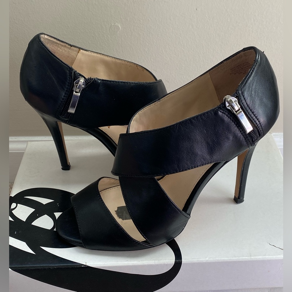 Women’s Nine West high heel black Sandal with side zipper size 8